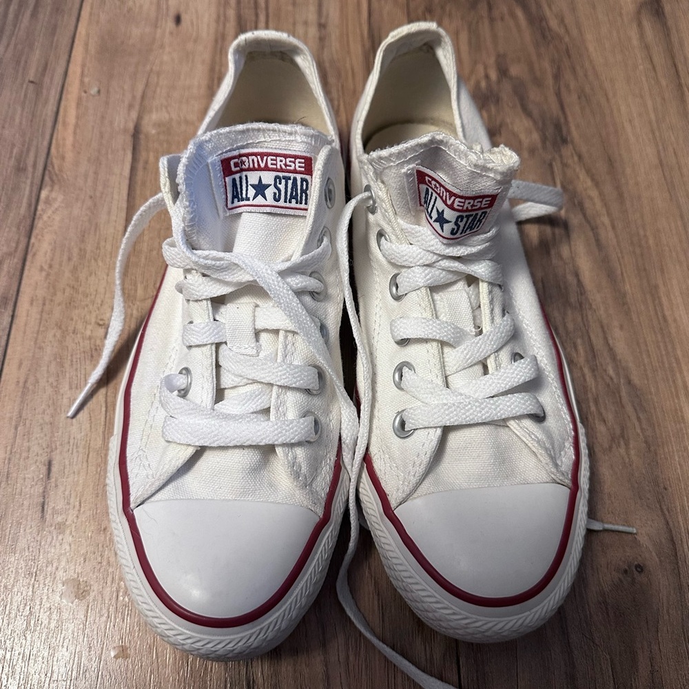 Converse size 7 women chuck Taylor sneakers